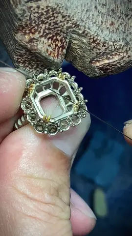 The process of making a colored gemstone ring #gemsetting #emerald #jewelrymaking #diamond #jewelrydesign #gemstonejewelry #jewelryfactory #18kgold 