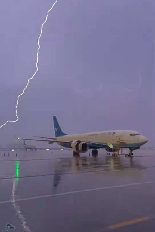 Crazy lightning ⚡️ #lightning #weather #oddlysatisfying #satisfying #satisfyingvideo #fyp 