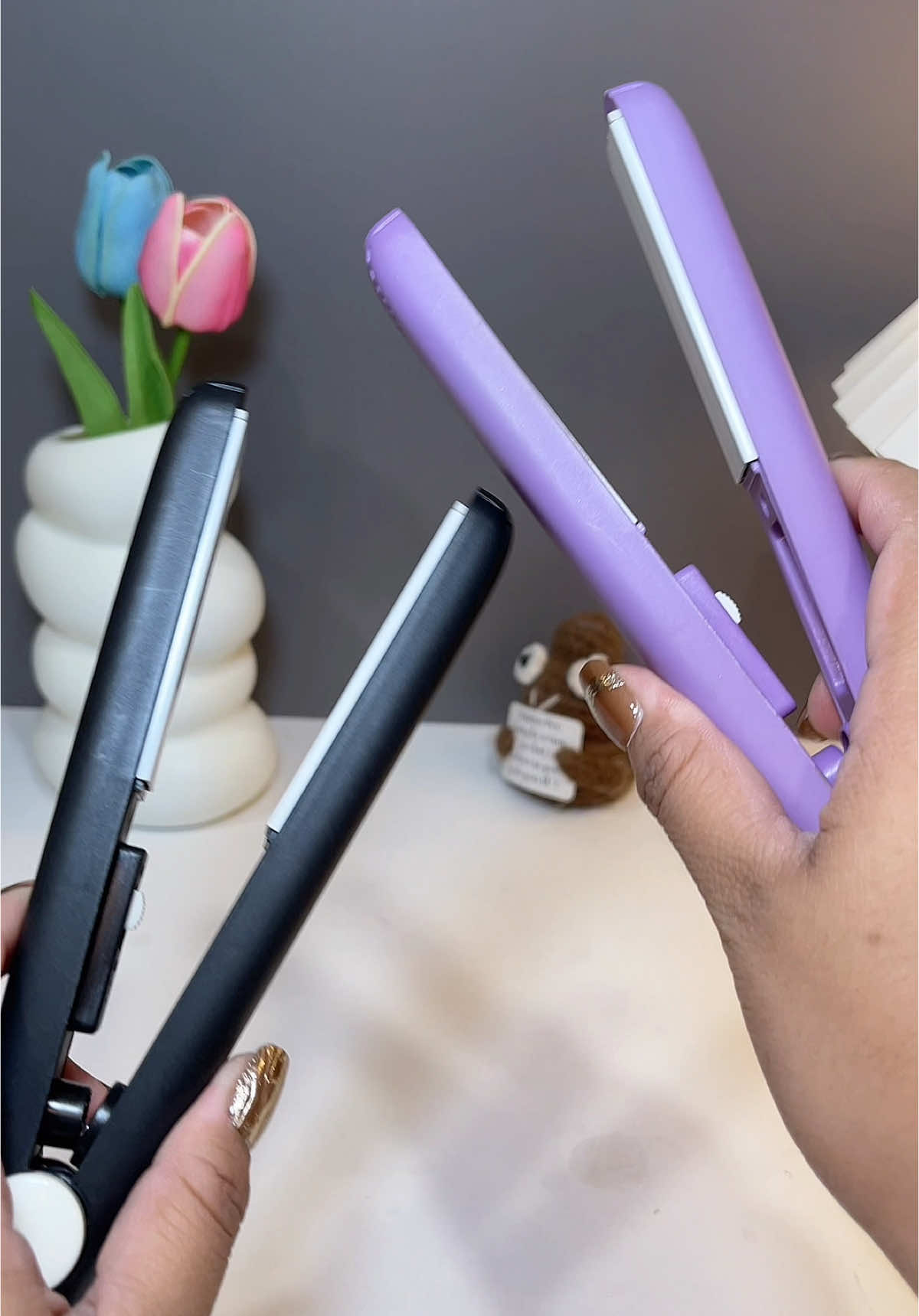 Napaka affordable nitong portable hair curler na nabili ko here sa TikTok 🤭 #tiktokhomebudol #haircurler #hairstraightener #minihaircurler 