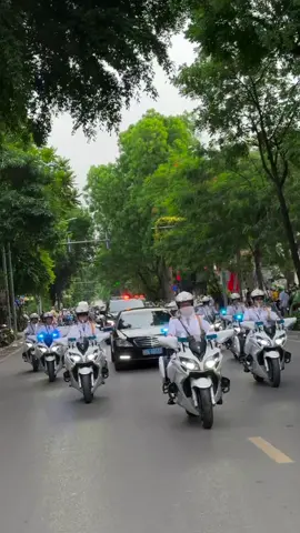 Đoàn xe chở nữ Thủ tướng Thái Lan 🇹🇭 Paetongtarn Shinawatra đến toà nhà Quốc Hội Việt Nam 🇻🇳 🏢 trên đường Độc Lập, Quảng trường Ba Đình, gặp gỡ chào xã giao Chủ tịch Quốc hội Trần Thanh Mẫn 🇻🇳🤝🇹🇭💐💐👏👏 nhân dịp thăm cấp cao chính Việt Nam lần đầu tiên ❤️ #nuthutuong #thailan🇹🇭 #paetongtarnshinawatra #thamchinhthucvietnam #giaoluuvanhoa #huunghi #giuahainuoc #vietnamvathailan❤️ #nangcaplendoitacchienluoctoandien 🇹🇭🤝🇻🇳