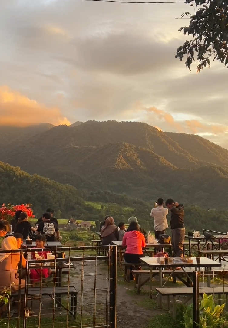 Siapa sangka sehabis hujan dapet sunset seindah ini🍃 #arunacoffeegunungmenir #arunacoffee #gunungmenirpamijahan #desaciasihan #curugwaletbogor #curugtebing #ngopidiaruna #bogorcoffeeplace #bogorcoffeespot #visitbogor #infobogor #bogorbarat #bogorhits #sekitargunungsalak #canyoneering #coffee #coffeeshop #sunset #sunsetlover 