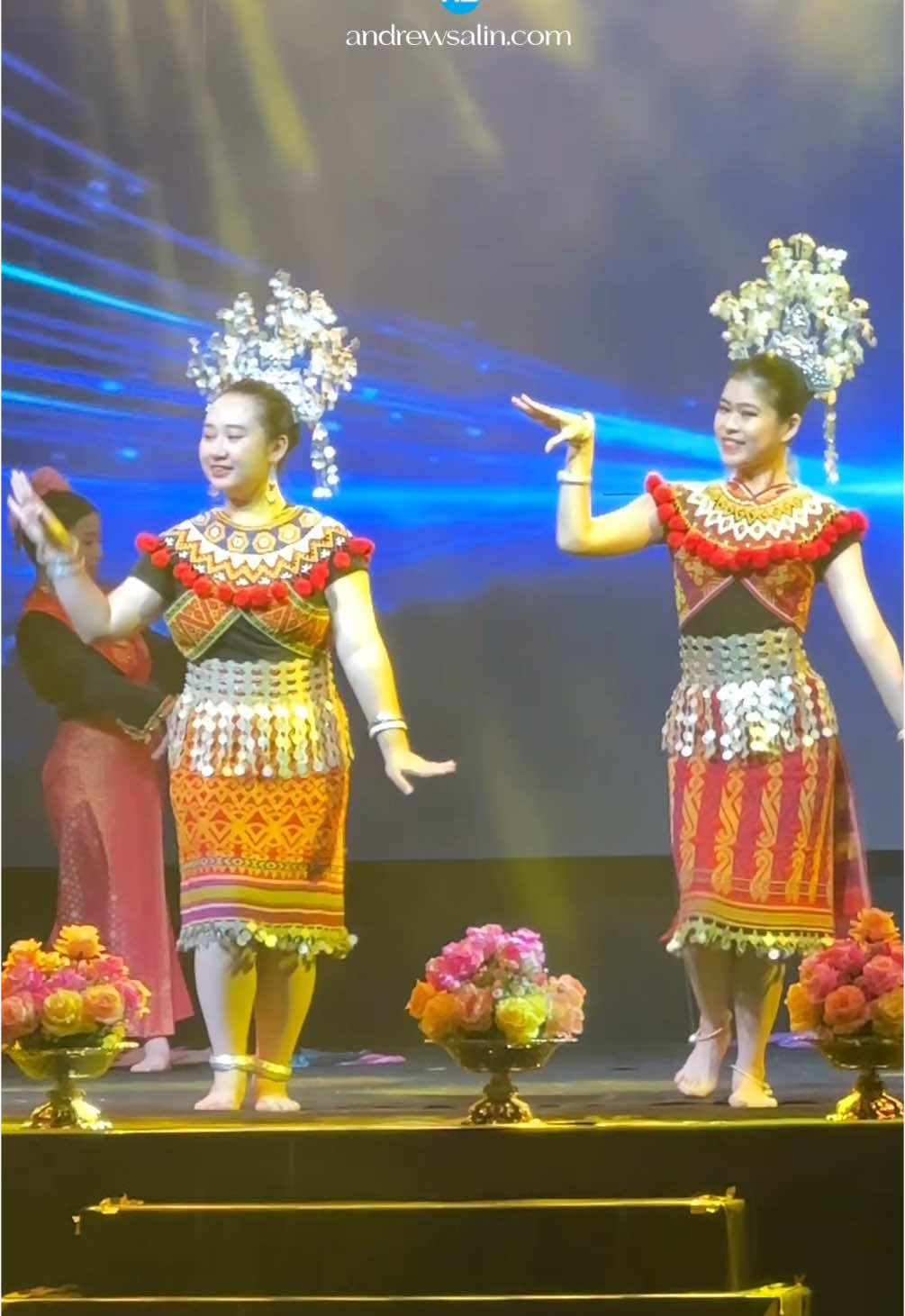 Beautiful #ngajat performance from Unity Dance Academy #miri during #miricity #anniversary at #miricityfan #ngajatiban #tarianngajat 