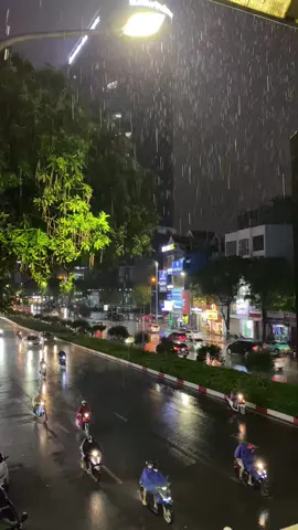 Thả thật nhẹ nỗi nhớ vào trong tiếng mưa đang rơi.. Hà Nội mưa rồi. #hanoi #muadaumua 
