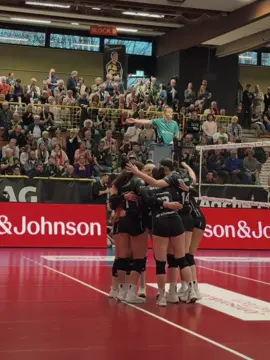 throwback to our last home game #volleyball #volleyballgame #volleyballworld #ladiesinblackaachen #volleyballedit #CapCut 