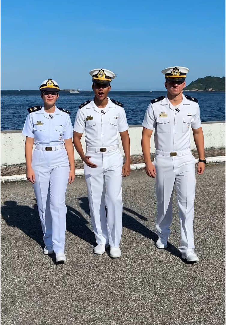 Excelência, disciplina e compromisso com a pátria. Na Escola Naval, a rotina dos aspirantes é marcada por desafios que formam líderes preparados para servir com honra e responsabilidade. ⚓ ⚓ Desde as primeiras horas do dia, os futuros oficiais vivenciam uma jornada de superação, aprimoramento físico, intelectual e moral. 📚 Cada treinamento, cada aula, cada missão — tudo é parte de uma formação sólida e exemplar. 🫡 Ser aspirante da Marinha do Brasil é assumir um compromisso com a defesa do país e com os mais altos valores militares. 🌊 Escola Naval: tradição, preparo e liderança a serviço do Brasil. Você está pronto para este chamado? 🫡 Aproveite que as inscrições para o concurso da #EscolaNaval ainda estão abertas! ⚓️ É necessário ter 18 e menos de 23 anos no dia 30/06/26. São 66 vagas ao todo, sendo: ⚓️ 12 para o sexo feminino e ⚓️ 54 para o sexo masculino. 📌 Taxa: R$ 100,00 reais. 📆 Você tem até o dia 26 de maio para fazer a sua inscrição! Nova data🚨 📝 Data da prova: 24/08/25 e 31/08/25. ⚠️ Não perca essa grande oportunidade. 🤩 📌 Venha realizar o sonho de ser Oficial da Marinha do Brasil! 🇧🇷 🤩 📌 Aproveite e conheça as nossas 20 portas de entrada. Link na bio 🎯 @vempramarinhaoficial e aqui: https://www.inscricao.marinha.mil.br/marinha/index_concursos.jsp?id_concurso=487 #EscolaNaval #AspiranteMarinha #OficiaisDaMarinha #ConcursosMarinha #Intendente #Armada #Fuzileiro #FormaçãoMilitar #LiderançaNaval #MarinhaDoBrasil #VemPraMarinha