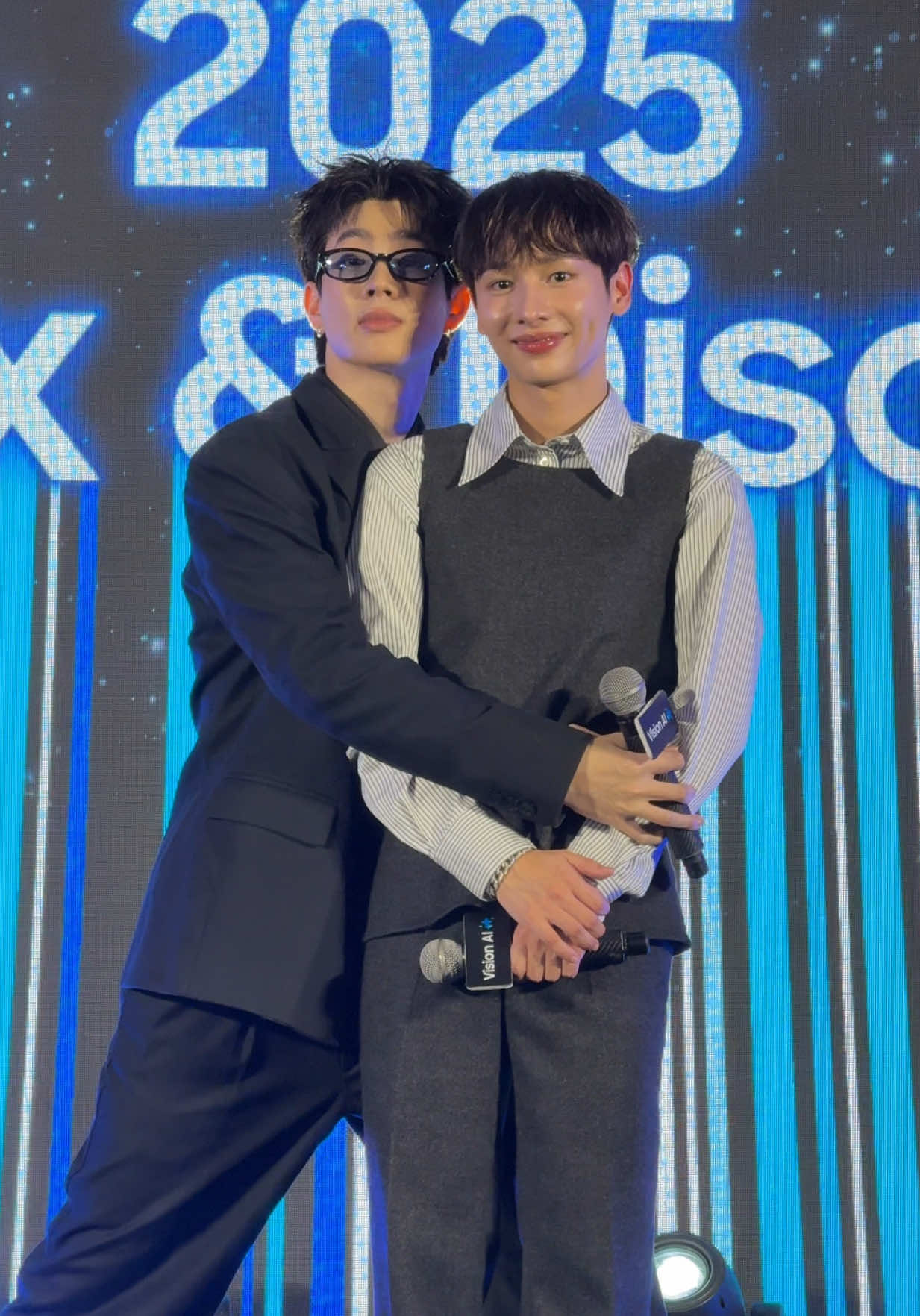 'Back Hugs'ที่แท้ทรู 💓💚 ฮือออ เหยินไม่ไหว สมองไหลไม่หยุด 🫠🫠🫠🫠 OFFGUNBABII X SAMSUNG #SamsungVisionAlxOffGun #เป็นคุณได้สุดกับทีวีAlตัวจริง #SamsungVisionAlisHere  #ออฟกัน #OffGun 