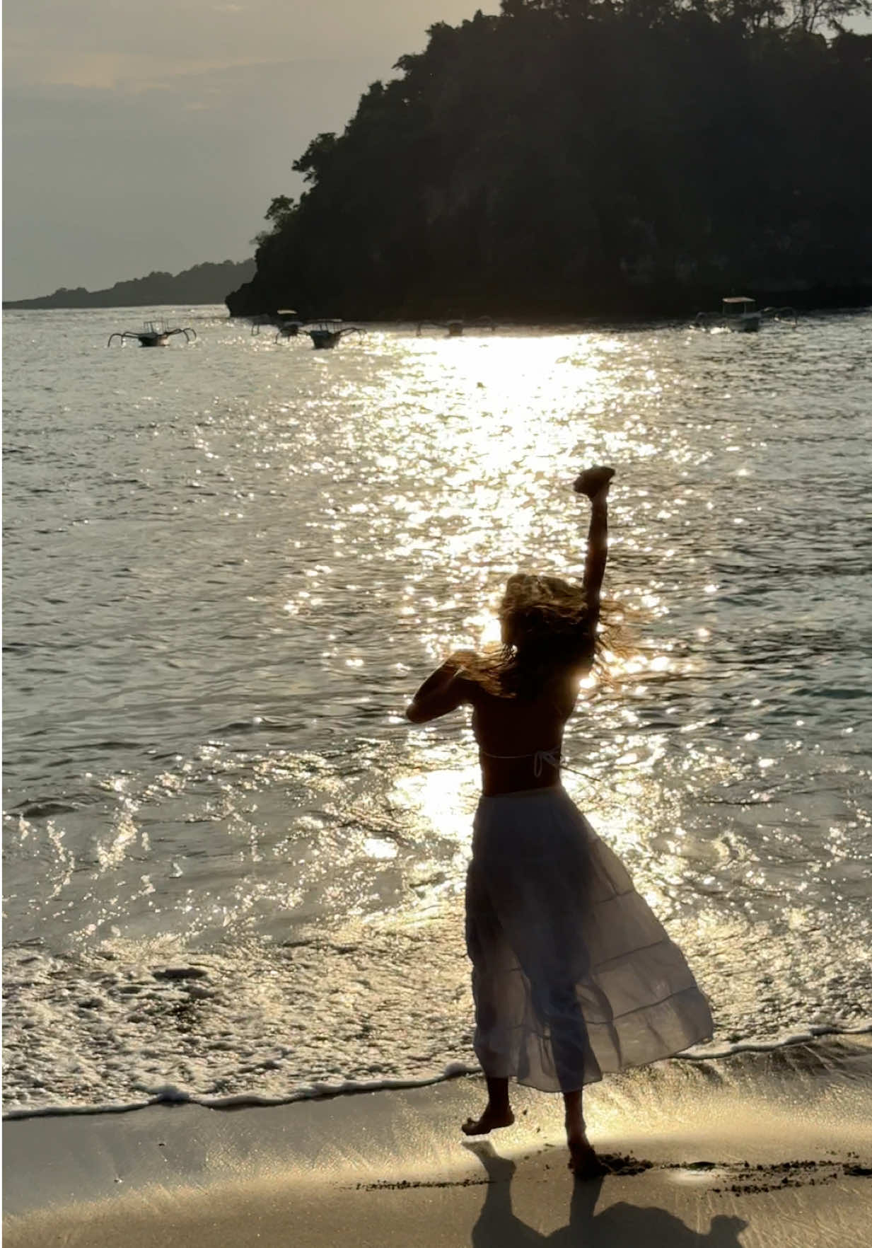 dancing whenever wherever ✨ #dancingqueen #wheneverwherever #goldenhour #sunset 
