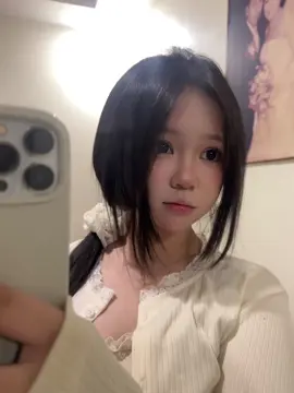 rõ ràng em cũng muốn được nắm tay anh mà😭