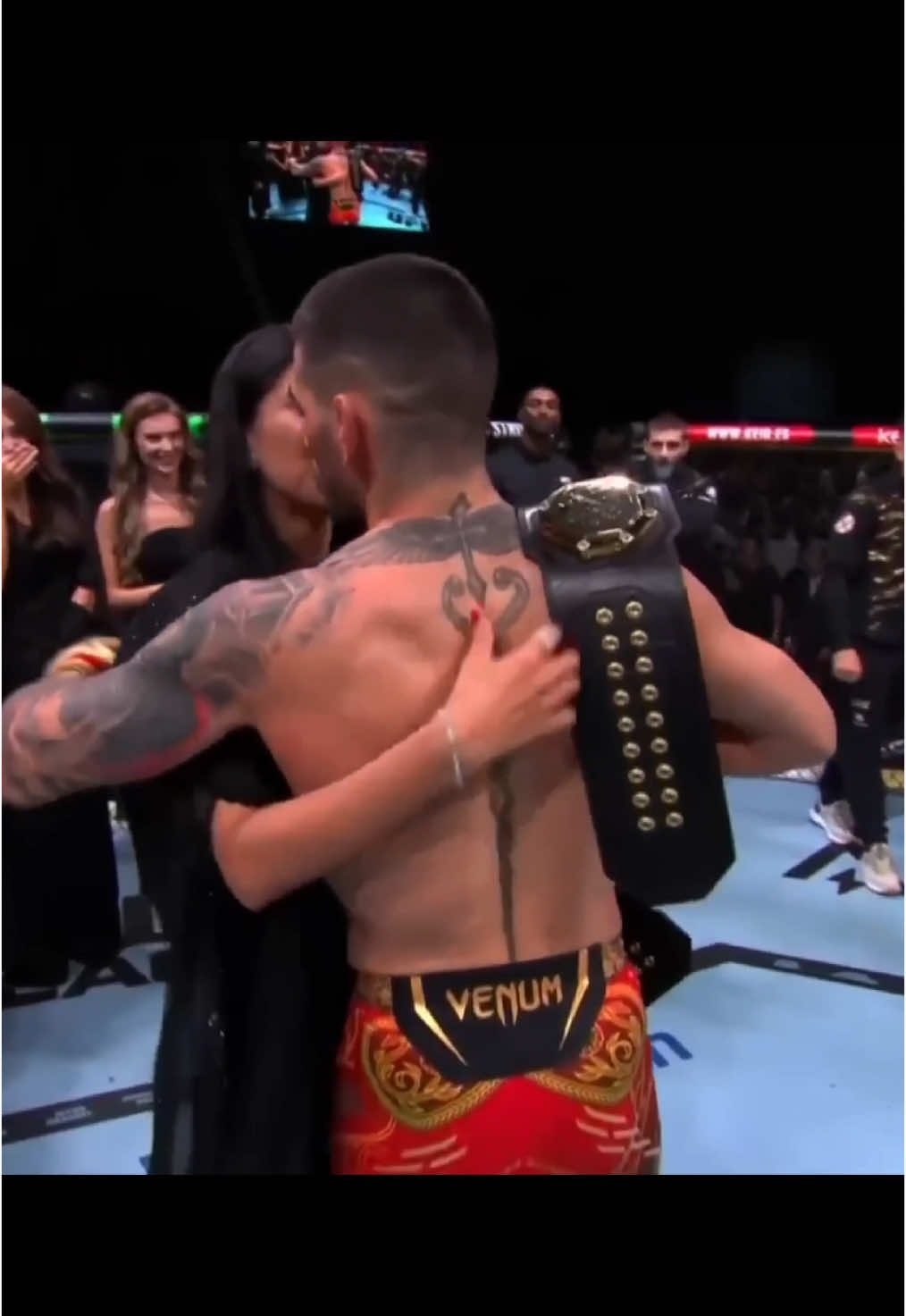 Comenta “FRASES” y te enviaré 20 frases de la filosofía estoica a las que recurrir en tus peores momentos📈 #iliatopuria #UFC #españa #motivation #resiliencia #crecimientopersonal 