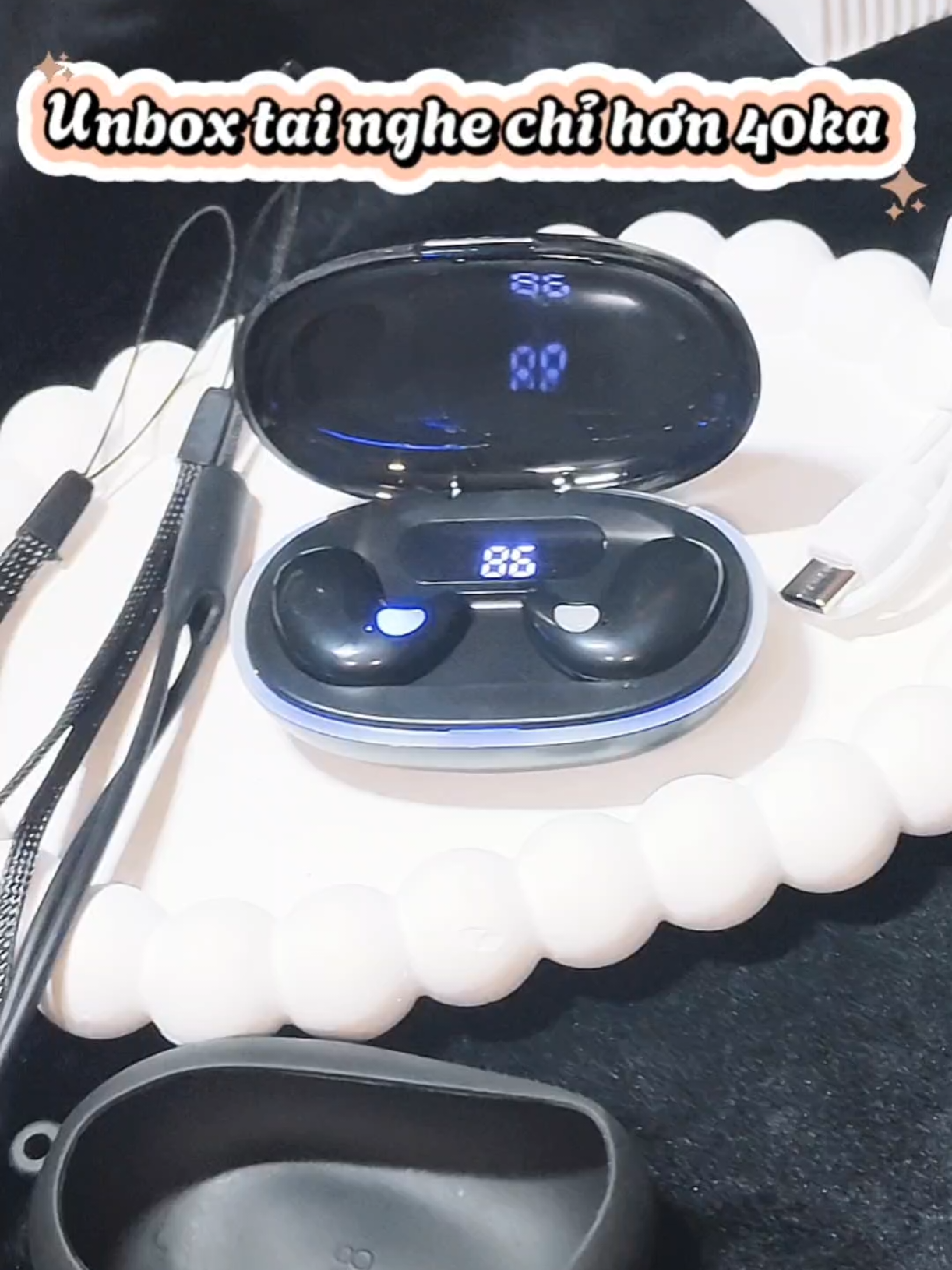 Mở hộp tai nghe X55 Pro – nhỏ mà có võ! Đeo ngủ êm ru, pin trâu, kết nối siêu nhanh, giá lại rẻ bất ngờ! Có luôn ốp silicon chống trầy cực xinh, quá hời cho một combo công nghệ mini! Mua rồi là mê – không đeo thì phí! #tainghe #bluetooth #x55pro #reviewtainghe   #tainghedeongu #tainghemini #mohop #phukiencongnghe   #giare #fyp #foryou #trendtiktok #dealhot   #reviewhangre #tainghexin 