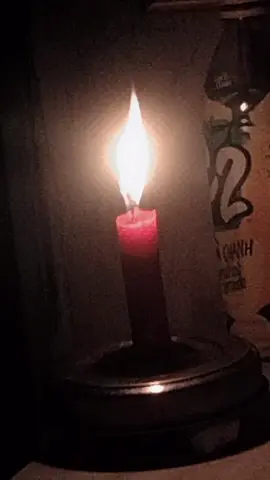 chỉ có cây đèn cầy đang cháy.