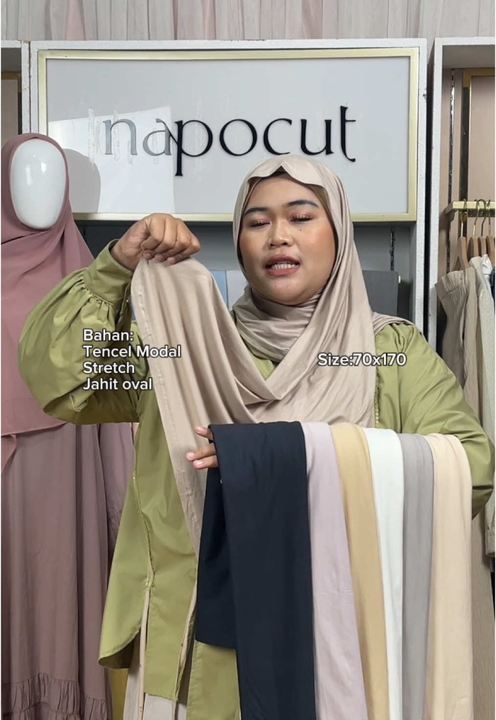 Pashmina meleyot, ringan dan bahannya Tencel.. wah bener kalo kata mincut langsung checkout payment aja biar ga keabisan terus #pashminatencel #pashmina #napocut 