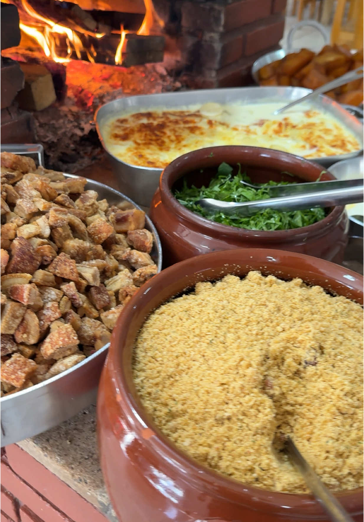 No Esquina de Minas, a feijoada é feita no fogão a lenha, com aquele sabor que só a tradição garante. Torresmo, couve, farofa e muitos acompanhamentos pra completar o prato. É comida farta, bem servida e com gostinho de casa. #FeijoadaMineira #FogãoALenha #EsquinaDeMinas #ComidaCaseira #CascavelPR