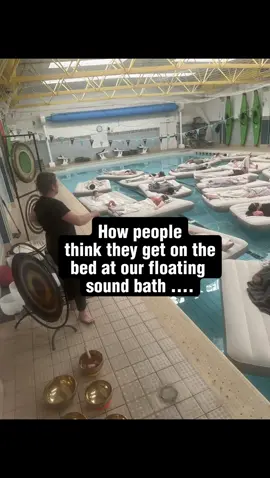 #floatingsoundbath #easy #soundhealing #swimmingpool 