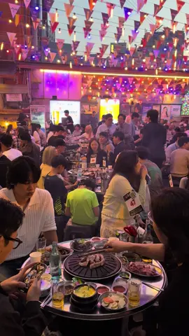 I think we found the busiest barbecue spot in South Korea!🇰🇷 #southkorea #bbq #seoul 
