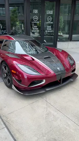 Casual duo outside my apartment #pagani #koenigsegg #agerars #hypercar 