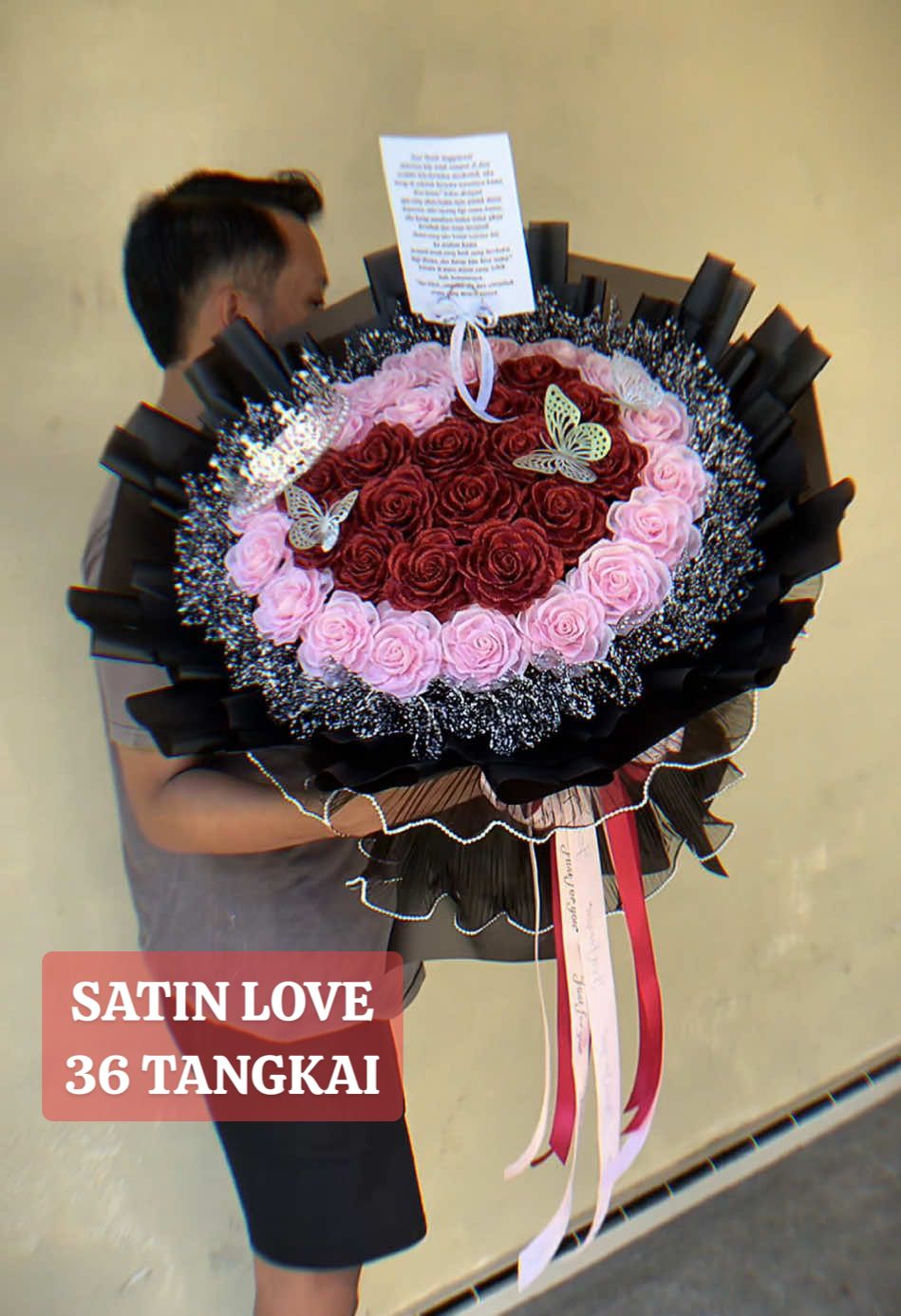 LAMPU KAKA 🫵📸😉 • in frame: Buket Pita Satin Love 36 Tangkai + Mahkota + Kupu + Standing Card . ✅ KIRIM SELURUH INDO~ ✅ ORDER BY DM/ WA (081547488996) #buketsatin #buketpita #buketpitasatin #buketbunga #roundbuket #buketbungapitasatin #buketpitasatinjember #buketpitasatinsurabaya #buketpitasatinjakarta #buketbwi #buketbanyuwangi #buketbungabwi #buketbungabanyuwangi #buketwisuda #kadoultah #hadiahultah #kadopacar #CapCut #bukergraduation #buketwisudamurah #buketwisudasatin #buketsatinwisuda #buketwisuda #CapCut 