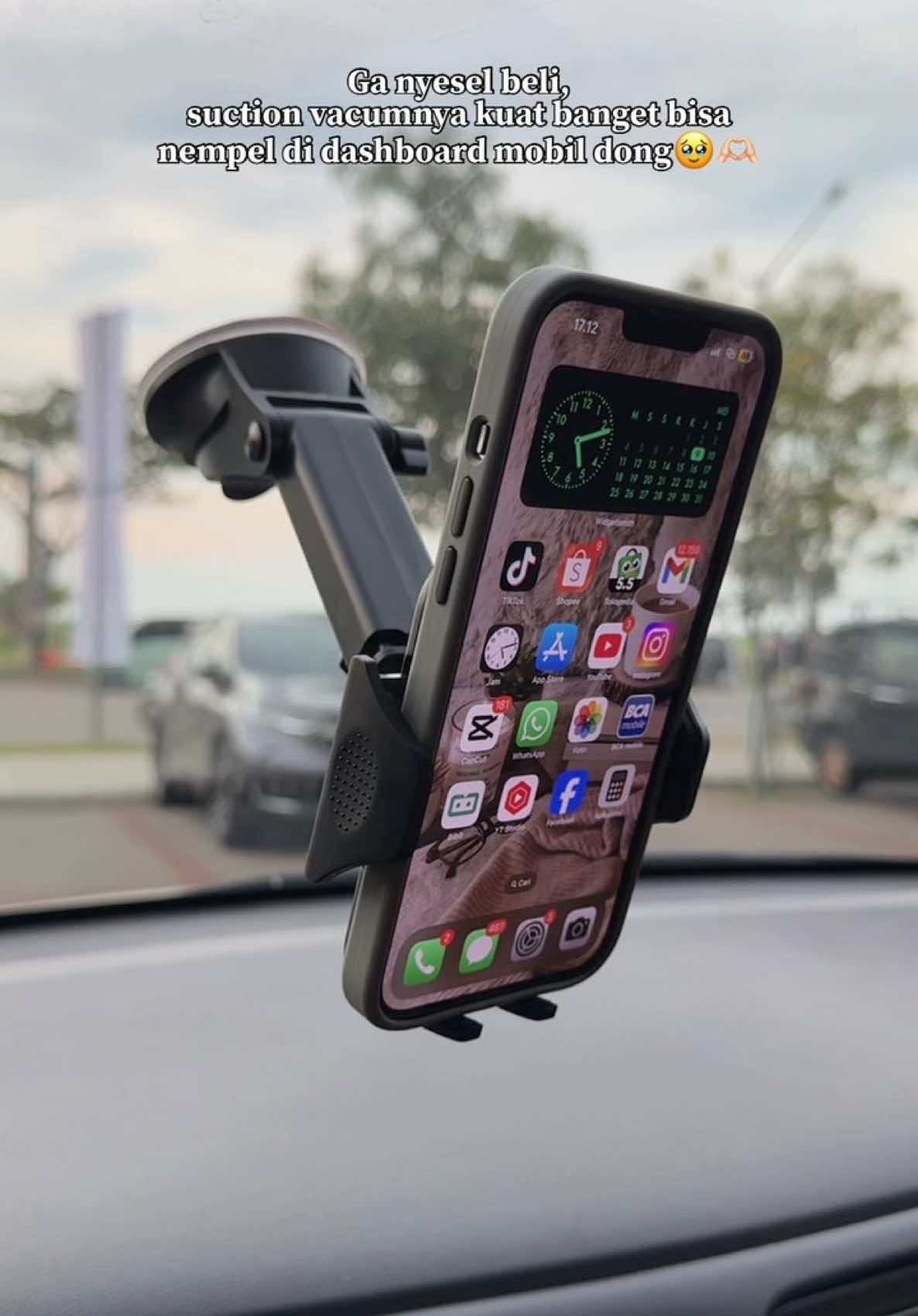 Gila suction vacumnya kuat banget!! Mau digoyang kyk gimanapun jg ga bakal lepas, bisa di dashboard, kaca dan permukaan yg licin yaa #dashboardphoneholder #holderhp #carphoneholder #fyp 
