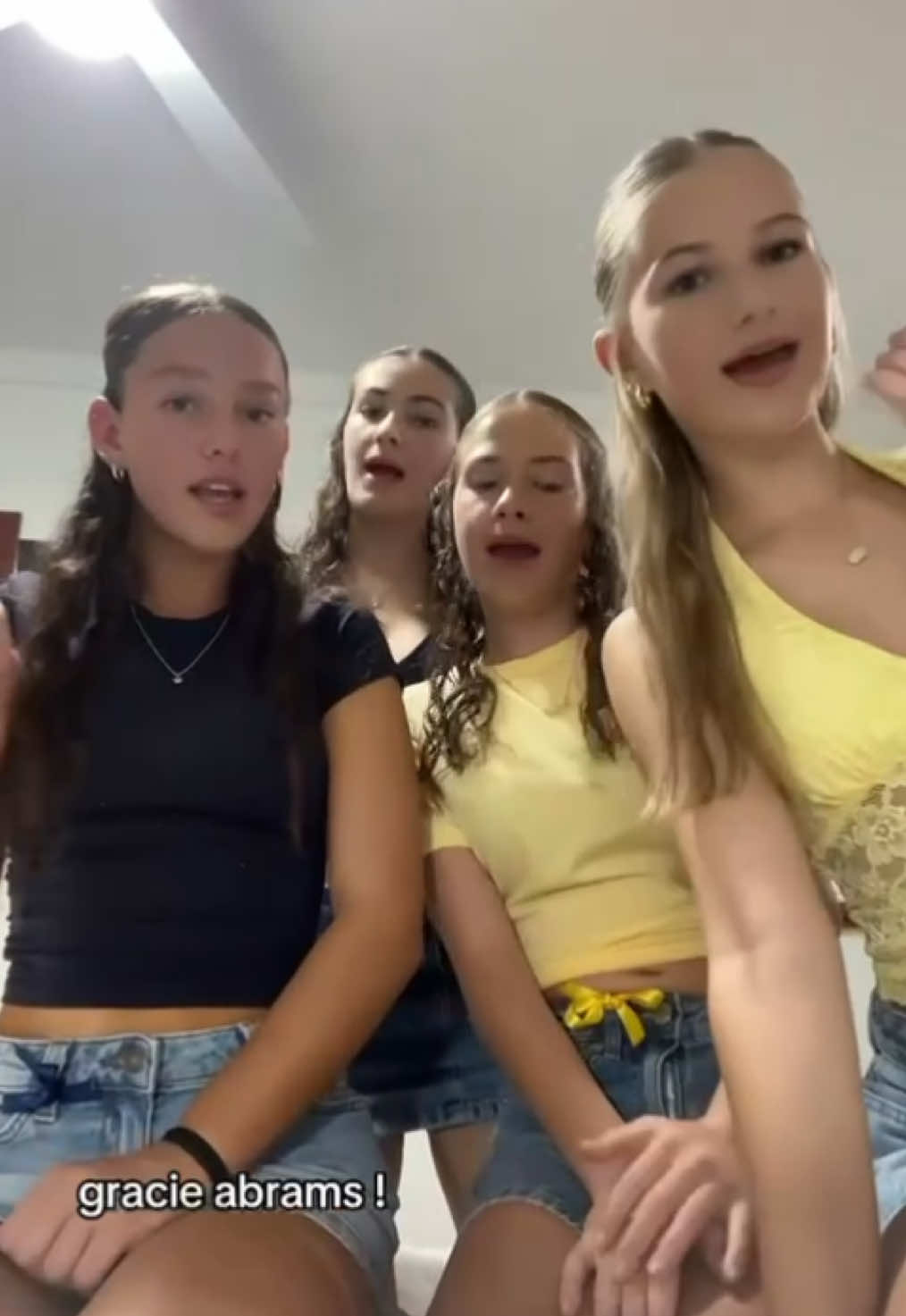 I haven’t seen many people do this transition! #fyp #gracieabrams #concert #gracieconcert #gracieabramstour #bsf #group @🤍 @rubyxosterberg.main @Ava🤍 @gracie abrams 