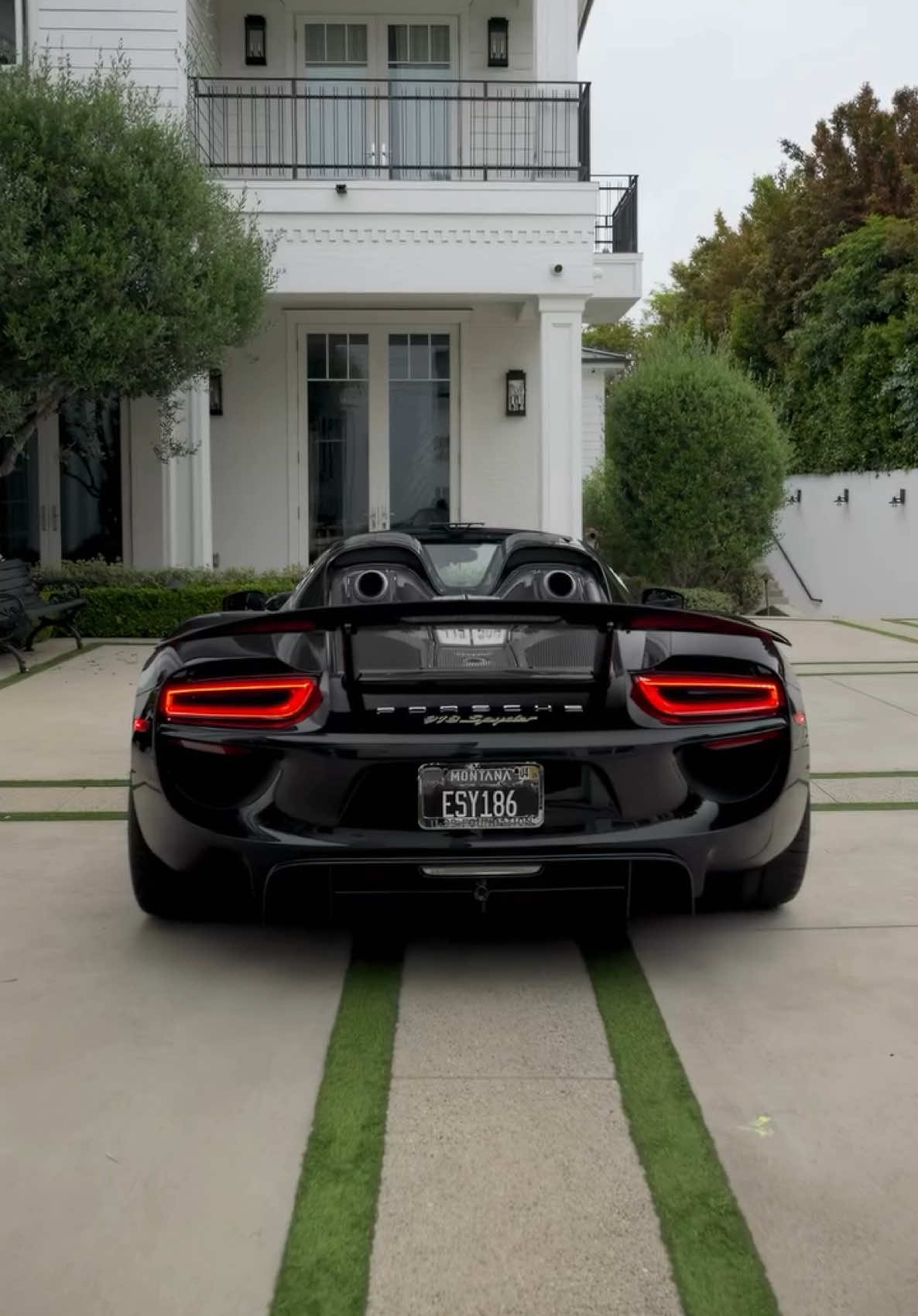 Motivation Fuel 🔋 • • • Porsche 918 Spyder (IG 📸 @niven.media) #luxury #speed #luxuryspeed #porsche #918 #spyder #turbo #pull #review #best #coolest #fastest #exhaust #revving #car #auto #fyp 
