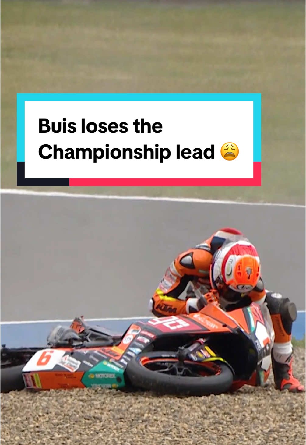 A tough break for Buis! 💥 The two-time #WorldSSP300 champ crashed on the final lap of Race 1, handing over the Championship lead 😞 #CzechWorldSBK🇨🇿 #WorldSBK #motorcycle #Motorsport #racing   #sportsontiktok  