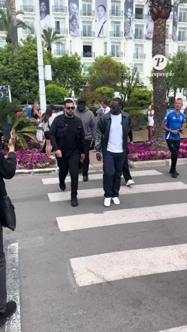 Dadju, balade détendue sur la Croisette pendant le Festival de Cannes 🎶☀️ :-) Ce samedi, Dadju a été aperçu en pleine promenade sur la Croisette, en marge du 78e Festival de Cannes. Décontracté, lunettes de soleil et sourire aux lèvres, le chanteur a pris le temps de profiter de l’ambiance cannoise, saluant quelques fans au passage avec sa classe naturelle. Pour en savoir plus, rendez-vous sur le site Purepeople : le lien est dans la bio. #Dadju #Cannes2025 #FestivalDeCannes #Croisette #StyleEtSoleil #Purepeople #Bestimage