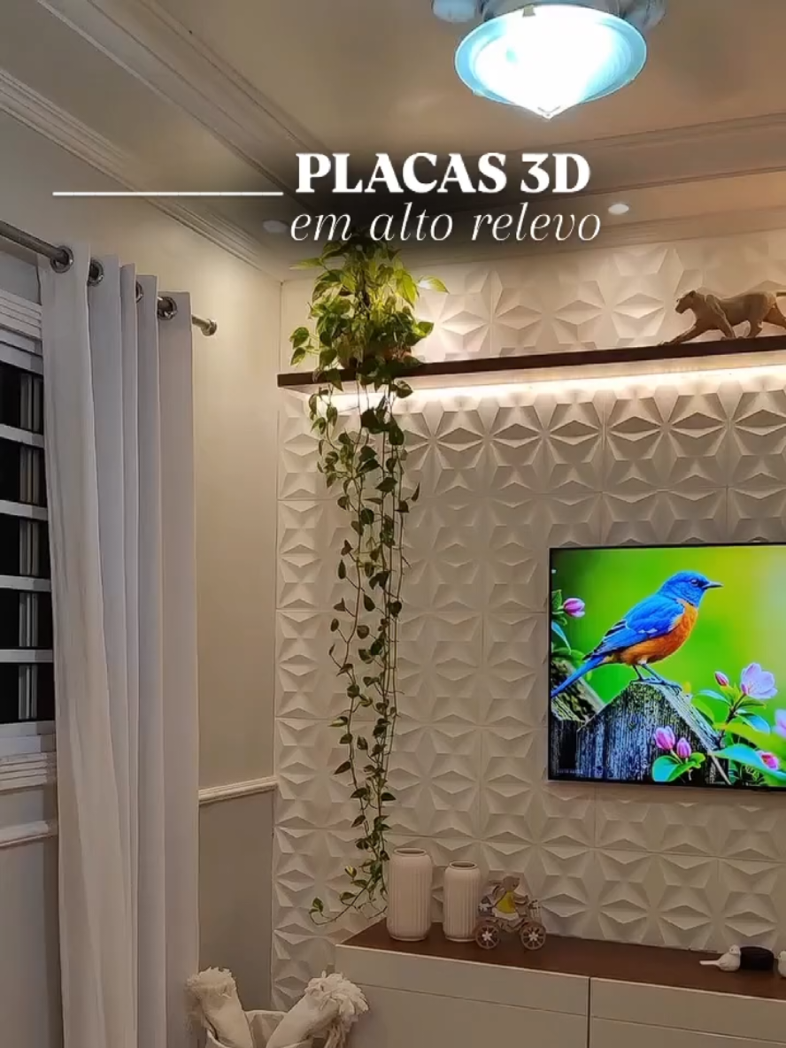 Coloquei Placas de PVC em alto-relevo na sala e o ambiente se Transformou! ✨ Trouxe uma sensação de aconchego, modernidade e muito mais estilo 🛋️❤️ Estou apaixonada pelo resultado!
