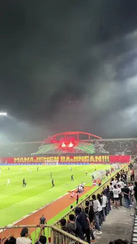 Awal mula pertandingan dihentikan karna asap flare #bcs #sleman #maguwoharjo #away #persija #pss 