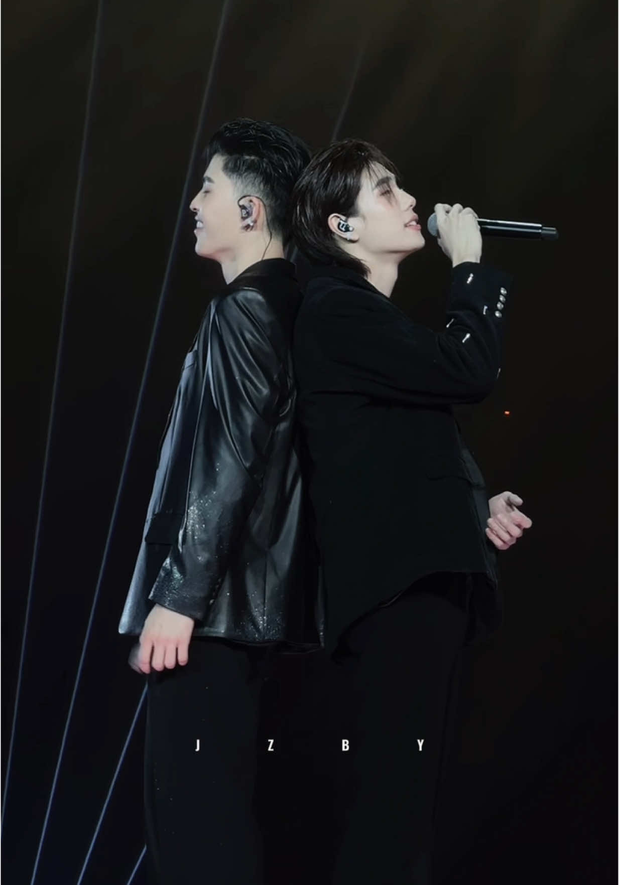 เพลงรัก #LOLFanFest2025D1 #PondPhuwin #ปอนด์ภูวินทร์ #ppnaravit #phuwintang  @ppnaravit @phuwintang