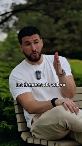 Si tu ressens le besoin constant d’exposer ta richesse, alors en réalité, tu n’es pas riche. Car si les gens ne voient pas ta richesse, tu te sens privé. Ce n’est pas de la richesse, mon ami, c’est de la pauvreté intérieure. Et si, en tant que femme, tu dois montrer ta beauté en public pour te sentir valorisée, alors tu t’es abaissée au plus bas niveau de l’existence, là où ta valeur dépend du regard des autres. Si ta vie repose sur la validation permanente des autres, alors tu n’es ni vraiment belle, ni véritablement riche.