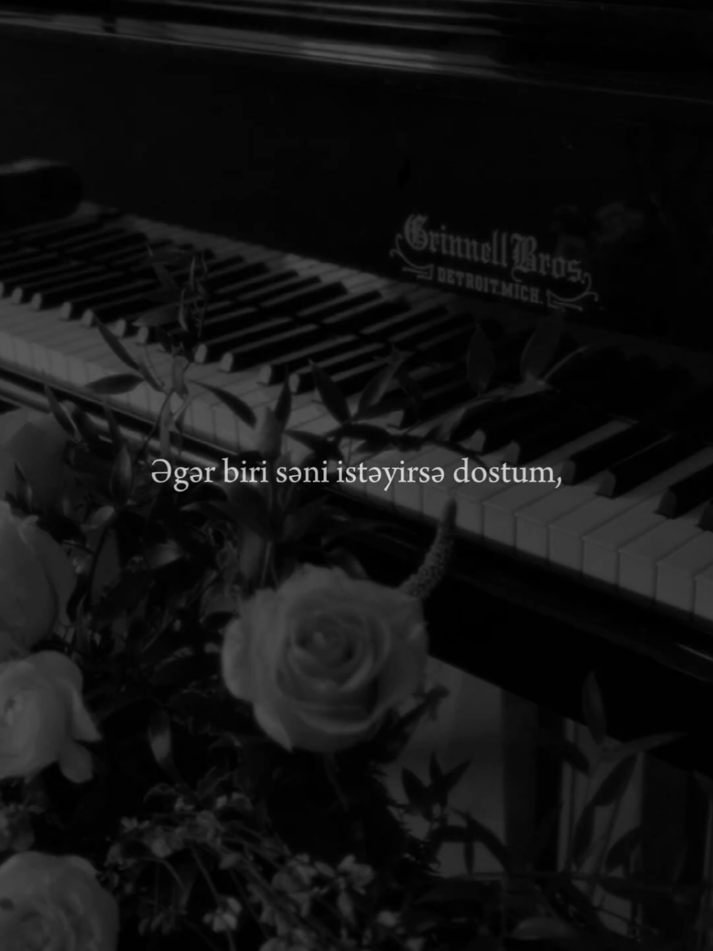 Səni istəyən biri, hər anında yanında olar. Həyatın çətinliklərində belə, səni heç vaxt tək buraxmaz..🤍