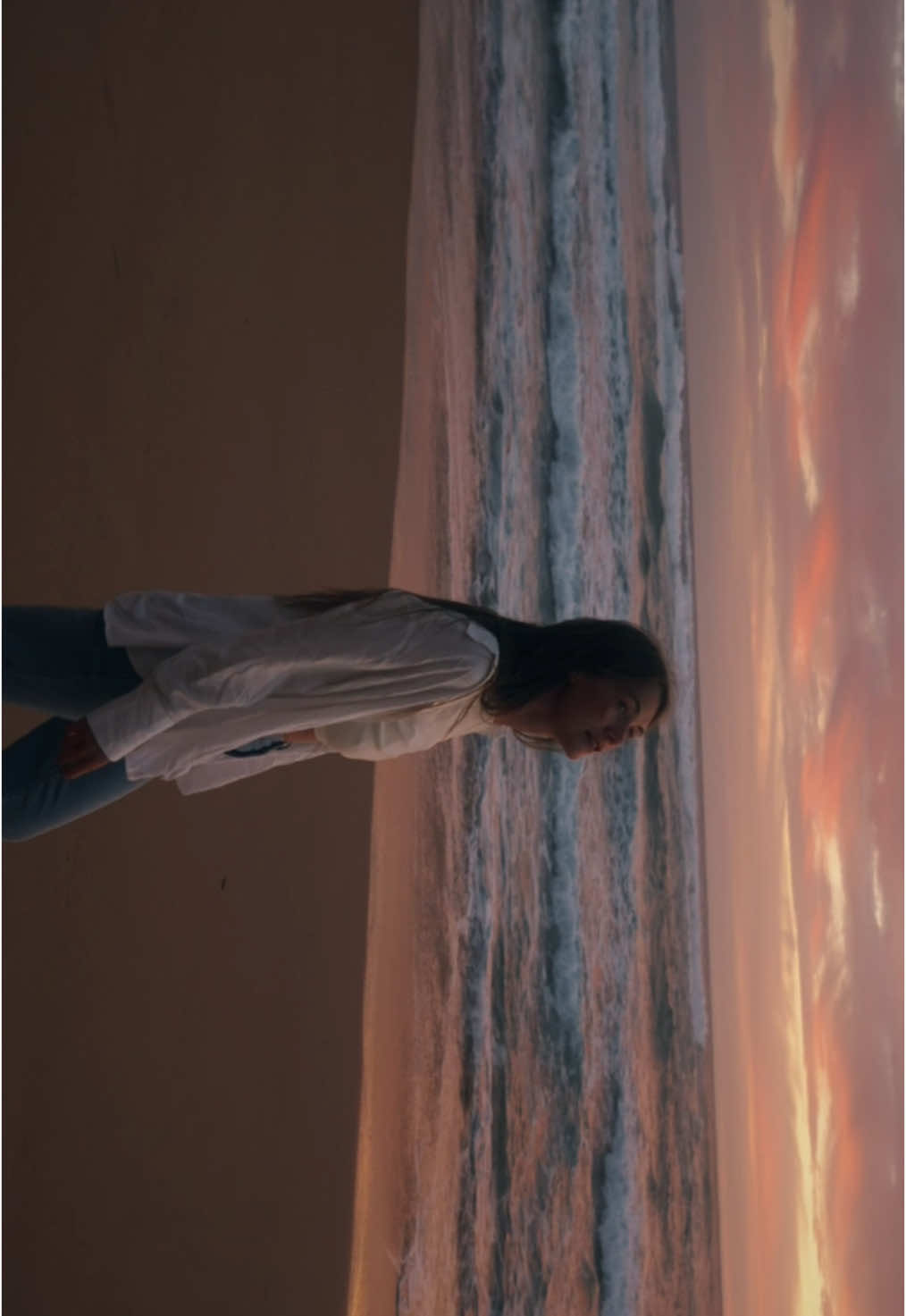 must be one of the most beautiful sunsets I’ve seen #cinematic #filmmaking #travelfilmmaker #cinematictravel #cinematictravel #filmmaker #filmmkrs #greatoceanroad #australia 