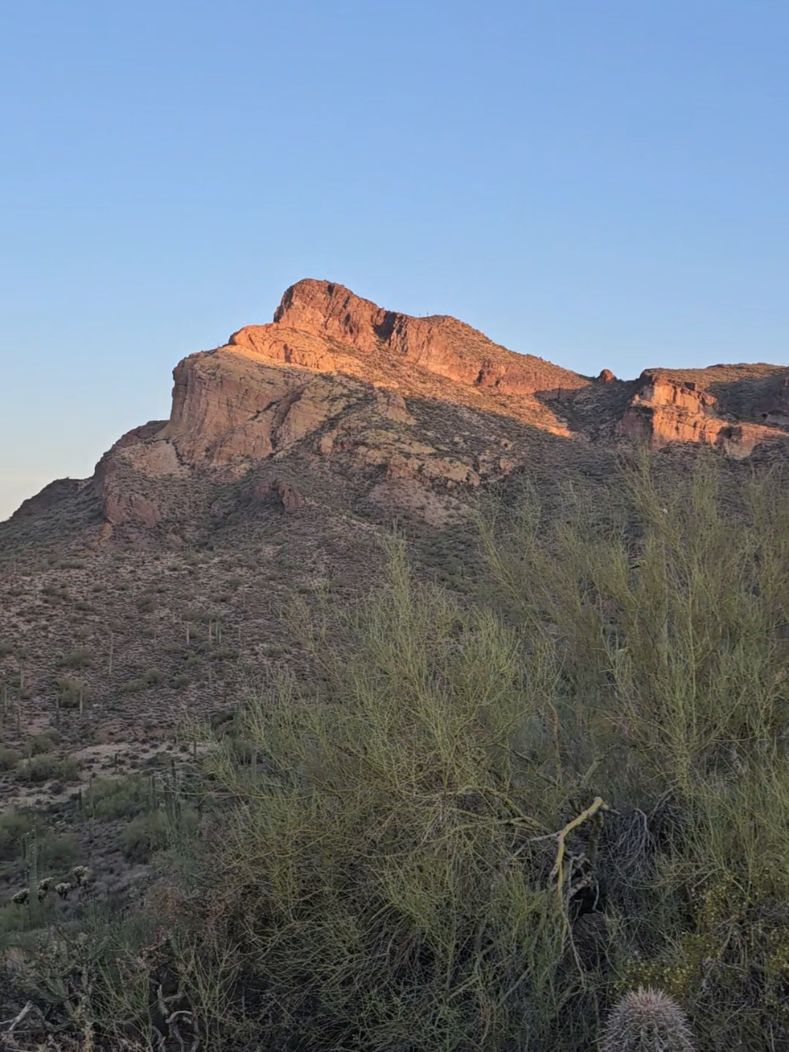 Beautiful views this morning hiking up to the summit of Dome Mountain with a few friends #Hiking #goldfieldmountains #hikeaz #beautifulview #arizona 