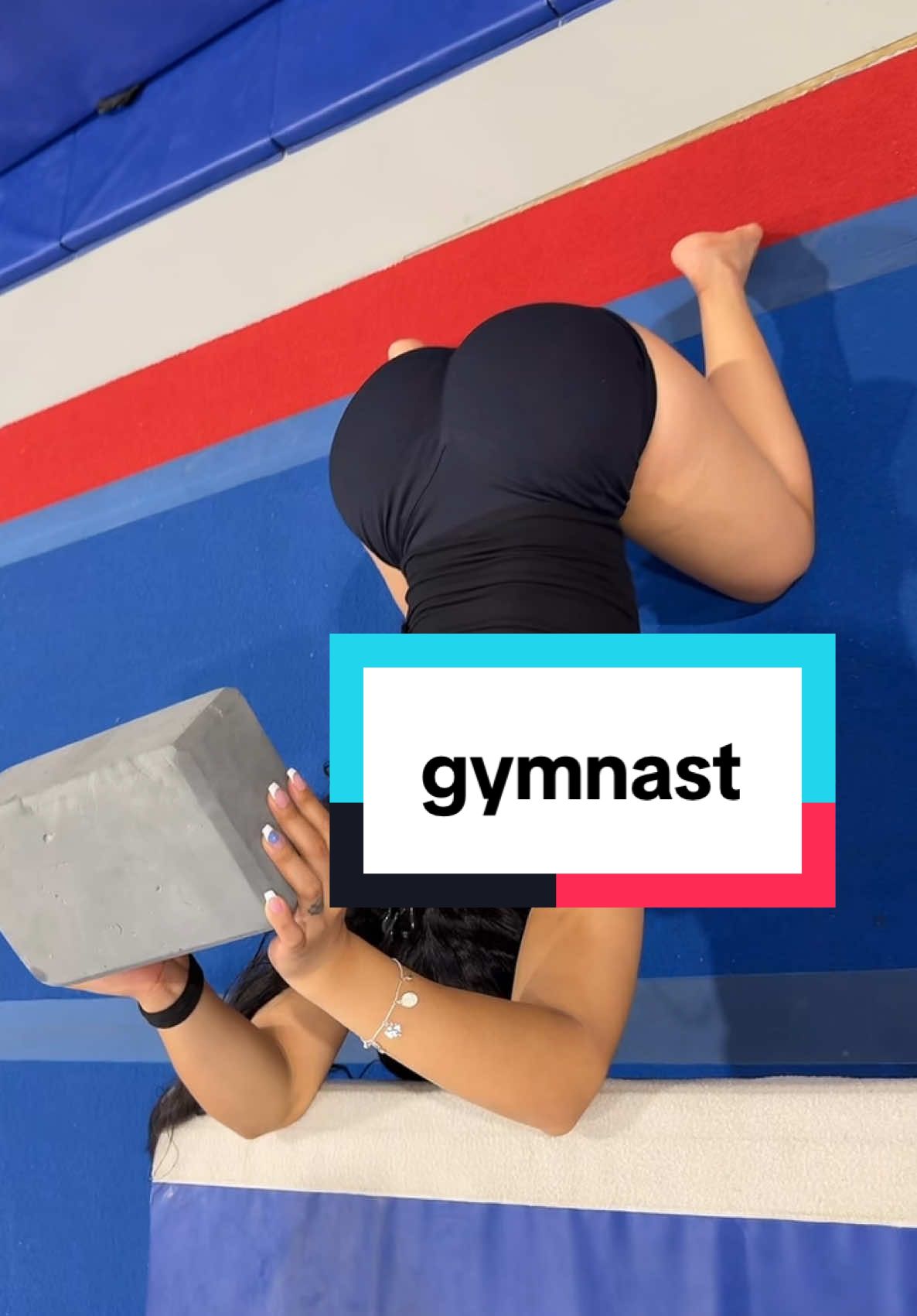 this how gymnast stretch there lats & shoulders before starting to tumble #fyp #gymnast #gymnastics #gymnasticstiktok #yogagirl #yoga #flexible 