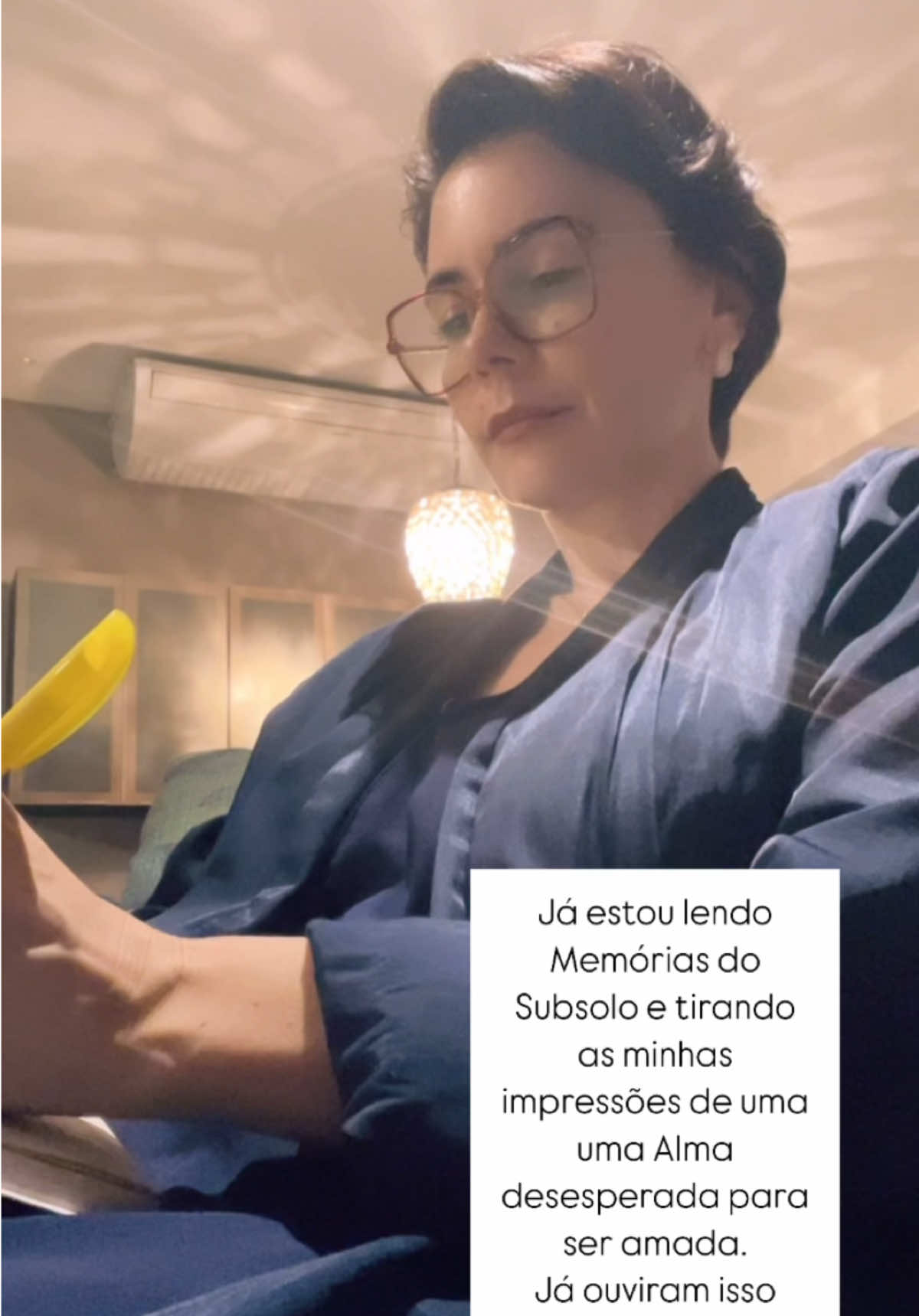 O Livro Memórias do subsolo foi escrito em 1864, enquanto a mulher do escritor, Dostoiévski, morria pela tuberculose.  A obra é o monólogo de um aposentado sem nome, só voltado para si mesmo,  com grandes conflitos do mistério da existência humana. ✨Começando uma nova experiência com Dostoiéviscki Você já leu este livro?👇🏻 📚você encontra o livro na minha livraria. Link na Bio 🥰