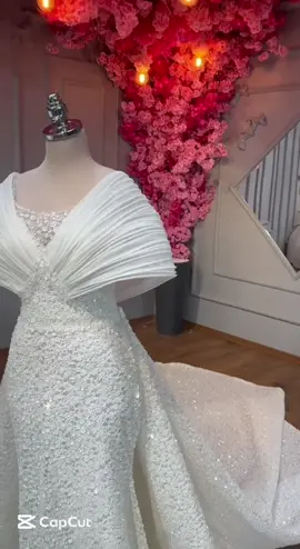 Disponible Uniquement en Confection sur mesure,delai 6semaines maximum  Prix de vente 1400€ possibilité de payer en deux fois Dm pour pour plus d’info  #robedemariee #universbridal #weddingdresses2025 #surcommande #confectionrobedemariee #madeinturkey #robedeprincesse #france🇫🇷 #weddingdresses #iledefrance #confectionsurmesure