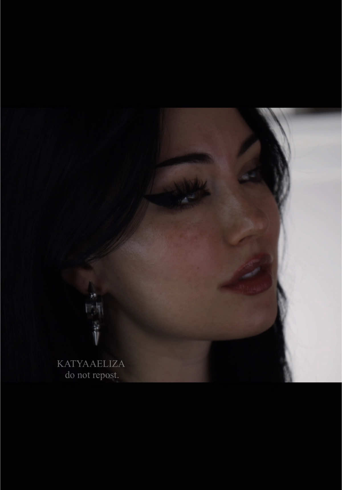 This song does things to me🫠🤍 • • • #alt #altmakeup #egirlmakeup #egirlmakeuplook #darkmakeup #altgirl #altgirls #sleeptoken #vampire #vampgirl #vampgoth