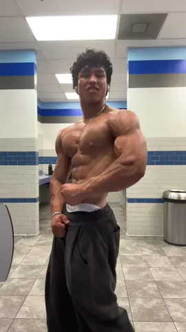 Growin the hair out fr this time  🦹‍♂️🦹‍♂️ #fyp #makii #gym #Fitness #GymTok #fitnessmotivation #aesthetics #bodybuilding #posing 