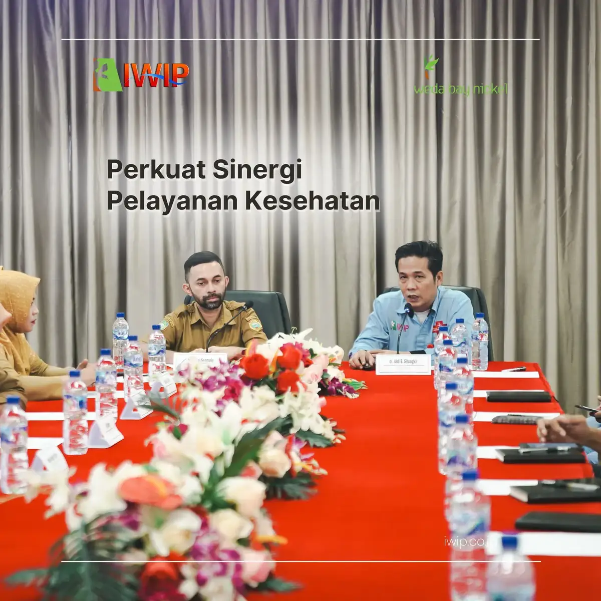 Seiring dengan meningkatnya jumlah karyawan di area kerja Weda Bay Project yang kini telah mencapai kurang lebih 80.000 orang, kebutuhan akan pelayanan kesehatan yang cepat, efisien, dan berkualitas menjadi semakin mendesak. Untuk menjawab tantangan ini, Weda Bay Medical Center (WMC), yang sebelumnya dikenal sebagai Weda Bay Clinic, terus berbenah dan memperkuat kerja sama strategis dengan berbagai fasilitas kesehatan, baik di tingkat lokal maupun regional. Salah satu mitra terdekat yang telah menjalin hubungan jangka panjang dengan WMC adalah Rumah Sakit Umum Daerah (RSUD) Weda. Kerja sama antara kedua institusi ini telah berlangsung sejak tahun 2008. Hubungan tersebut kembali diperkuat dalam pertemuan resmi penandatanganan Nota Kesepahaman (Memorandum of Understanding/MoU). Acara penandatanganan MoU ini berlangsung di Kantor Utama PT IWIP dan dihadiri oleh dr. Aldi B. Situngkir selaku Manager WMC beserta beberapa stafnya, serta dr. Syukri Soamole selaku Direktur RSUD Weda bersama 13 orang stafnya. Hadir pula perwakilan dari tim IR IWIP, tim Legal IWIP, dan tim External IWIP sebagai bentuk dukungan atas kolaborasi penting ini. Dengan semangat kolaborasi dan visi yang sama, WMC dan RSUD Weda berkomitmen untuk terus meningkatkan kualitas layanan kesehatan di kawasan industri ini. WMC senantiasa berpegang teguh pada prinsip untuk melayani karyawan dengan sepenuh hati. Tak hanya mengembangkan infrastruktur dan fasilitas, WMC juga secara aktif meningkatkan kapasitas tenaga medis melalui pelatihan rutin dan kerja sama dengan berbagai institusi kesehatan. Penandatanganan MoU ini menjadi tonggak penting bagi kedua institusi untuk melangkah bersama menuju layanan kesehatan yang lebih terintegrasi, profesional, dan berorientasi pada kebutuhan karyawan. Sinergi ini diharapkan mampu menghadirkan dampak positif tidak hanya bagi tenaga kerja IWIP, tetapi juga bagi masyarakat sekitar yang turut merasakan manfaat dari peningkatan kualitas layanan kesehatan di daerah Weda dan sekitarnya. #WedaBayMedicalCentre #KawasanIWIP #KawasanIndustri #IWIP #WedaBay #NickelSmelter #TanjungUlie #HalmaheraTengah #MalukuUtara #TorangSamuaBersudara #BuildTheGreenerFuture