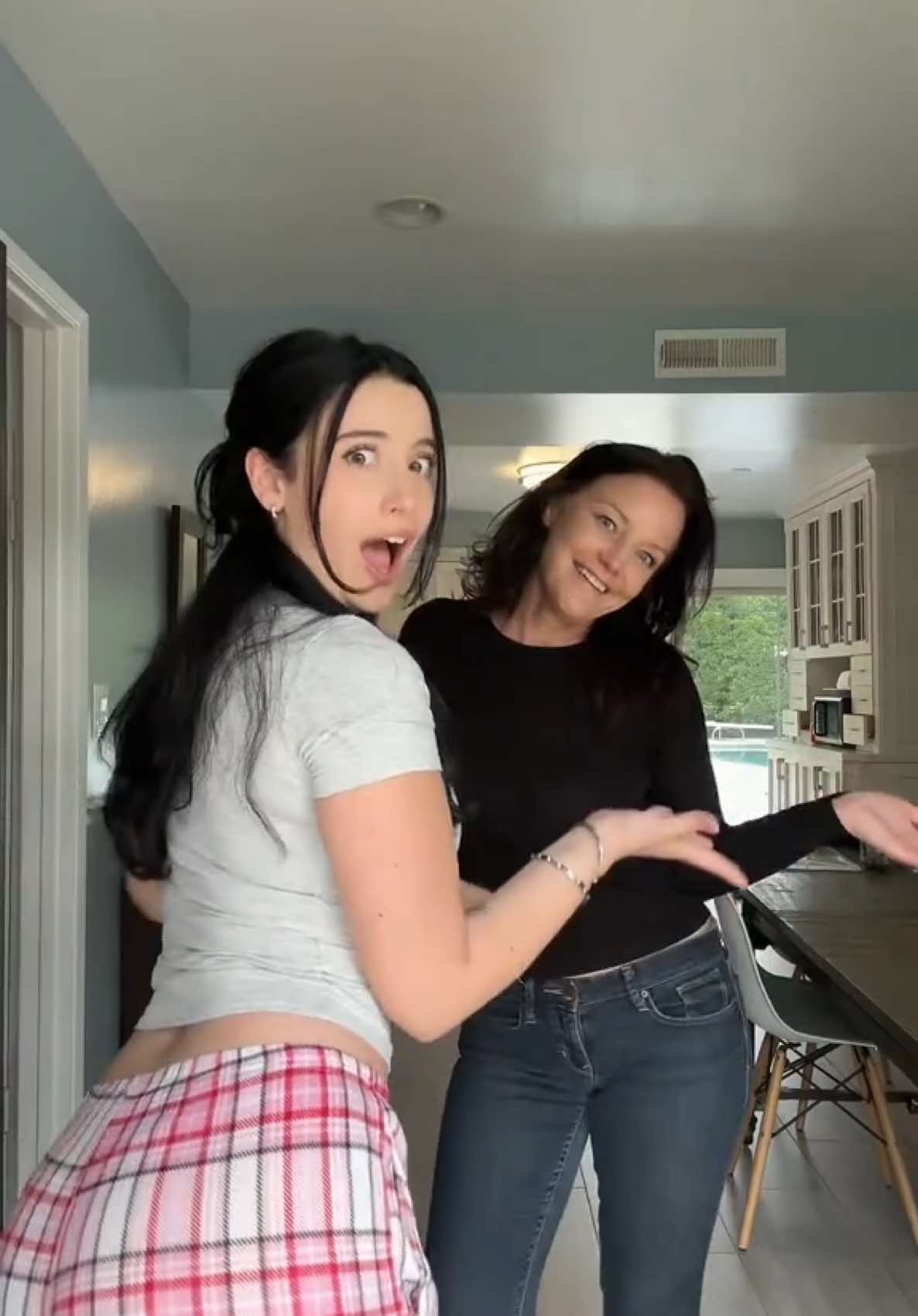 moms back