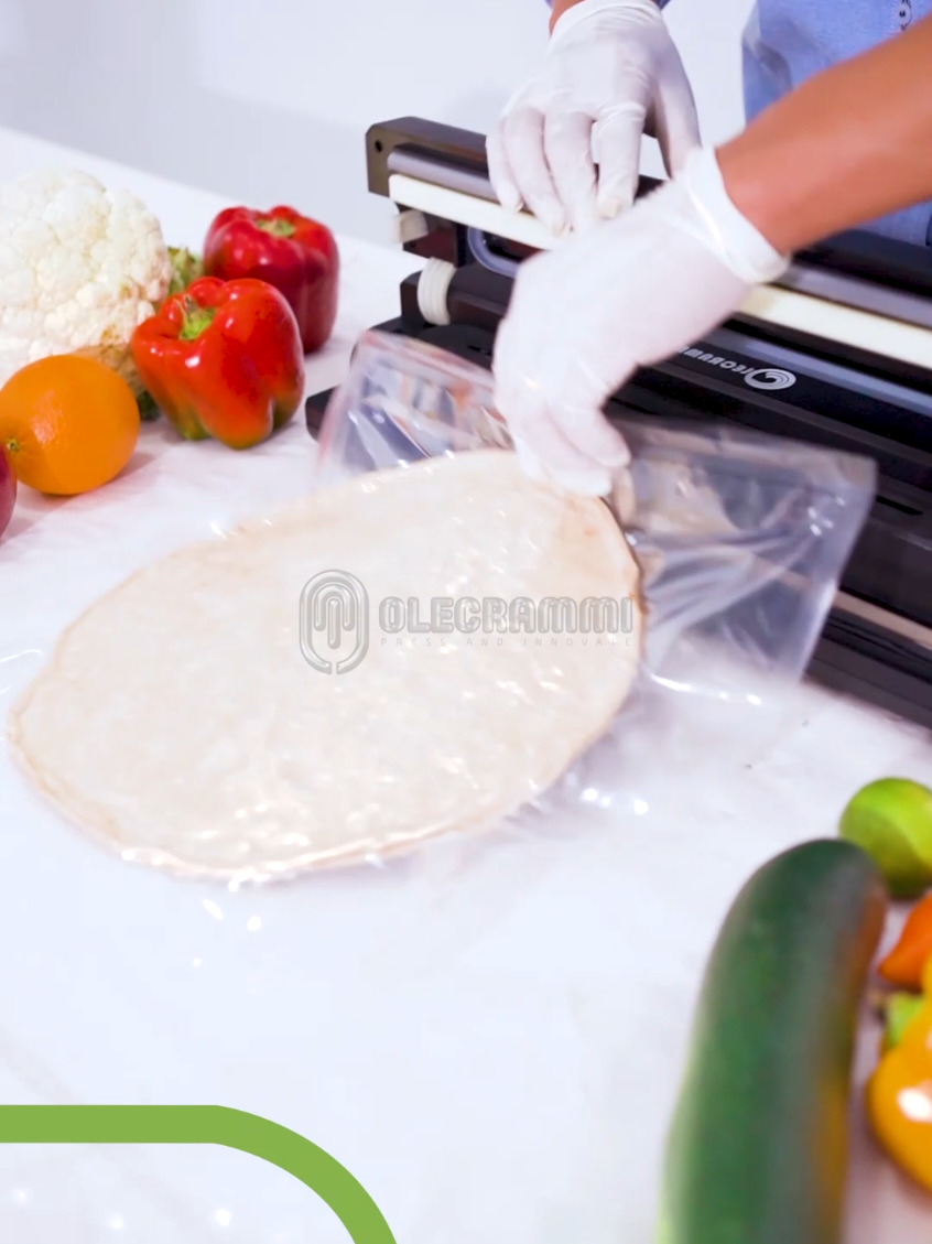 🍕✨ ¡Presentamos la Envasadora Selladora al Vacío Top Kitchen de Olecrammi! ✨🍕 🛠️ Diseñada para sella todas tus pizzas con un ancho de sellado de 40 cm. ¡Dile adiós a la pérdida de frescura y hola a la calidad! 👌 Perfecta para mantener tus productos siempre listos y deliciosos. Ideal para restaurantes y amantes de la cocina. 📲 ¡No esperes más! Asegura la frescura de tus pizzas y sorprende a tus clientes. #Olecrammi #EnvasadoraAlVacío #PizzaPerfecta #CocinaConEstilo #topkitchenenvasadora 