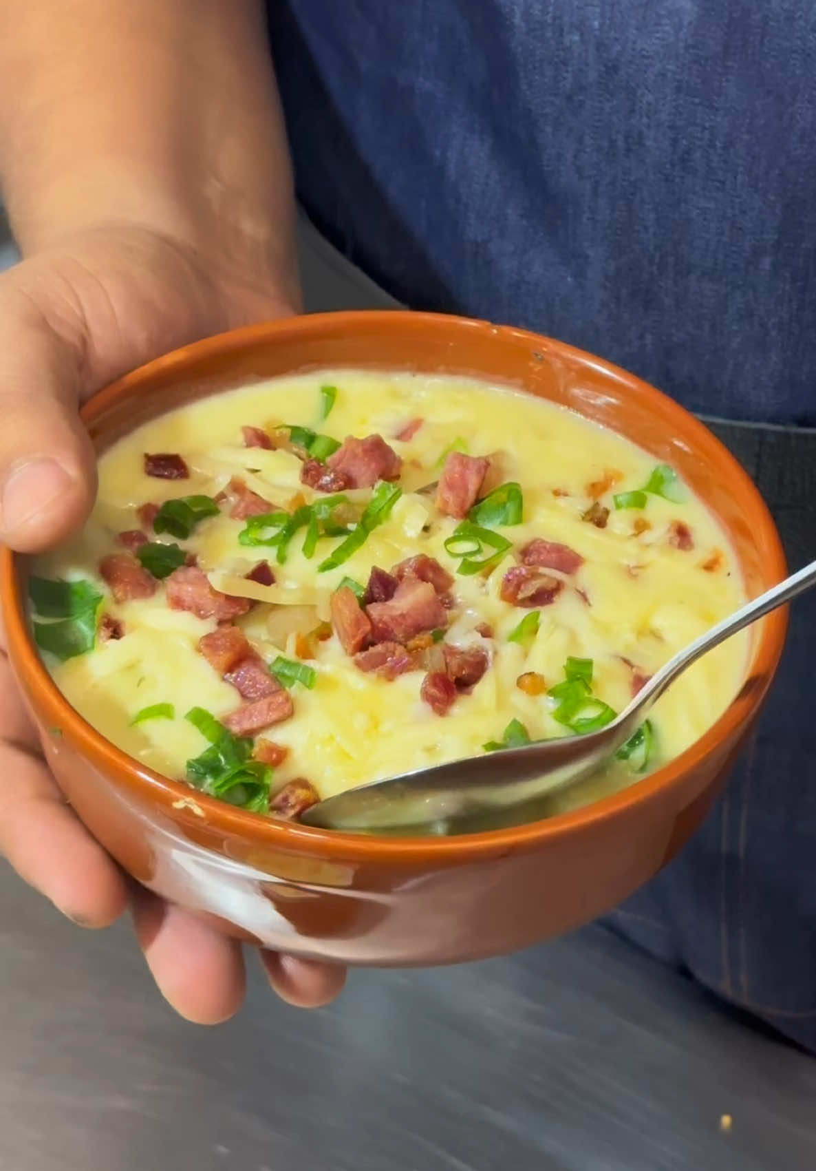 A sopa mais famosa do Outback na sua casa! 🍲🔥 Uma das melhores sopas que eu já comi, fácil de fazer e perfeita pra esse friozinho. 🤤 Já salva pra não perder! Ingredientes: • 600g de batata • 1 litro e 200ml de água • 400g de bacon • 100g de cebola • 40g de alho • Pimenta-do-reino a gosto • Tempero misto a gosto • Sal a gosto • 200g de creme de leite • 200g de muçarela ralada • Salsinha a gosto O sabor fica igualzinho ao da sopa do Outback, é surreal de boa! Faz aí e depois me conta o que achou! 🍽️✨ #SopaDeBatata #SopaDoOutback #Comida #BatataComBacon #ReceitaFácil #ComidaCaseira #ComfortFood #OutbackStyle #SopaCremosa #ReceitaParaOFri #ChefPatrickNaCozinha