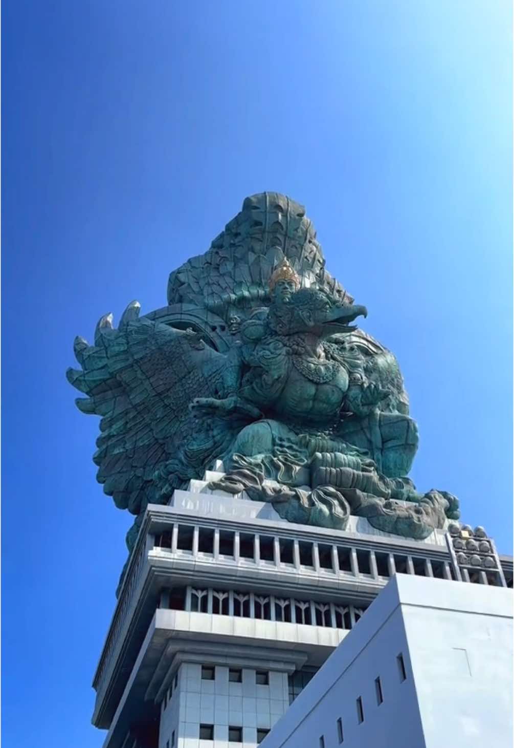 Menikmati surga tropis Bali 🌊🏝️☘️🌴 #bali #denpasar #nusapenida #tripbali #balinese #fyppppppppppppppppppppppp #fyp #traveling #baliindonesia #diamondbeach #nusapenidabali #denpasarbali 
