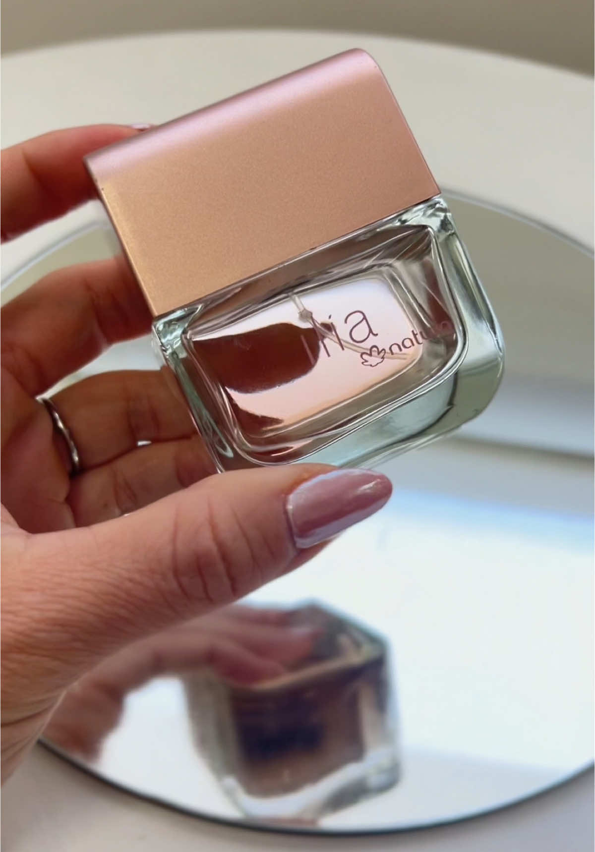 Ilia clásico 🌸 Si querés dejar huella sin decir una palabra… Probá oler a frutos rojos, flores blancas y un toque de ámbar con vainilla.#CapCut #natura #perfumetiktok #perfumefeminino #paratiiiiiiiiiiiiiiiiiiiiiiiiiiiiiii #viralvideos 