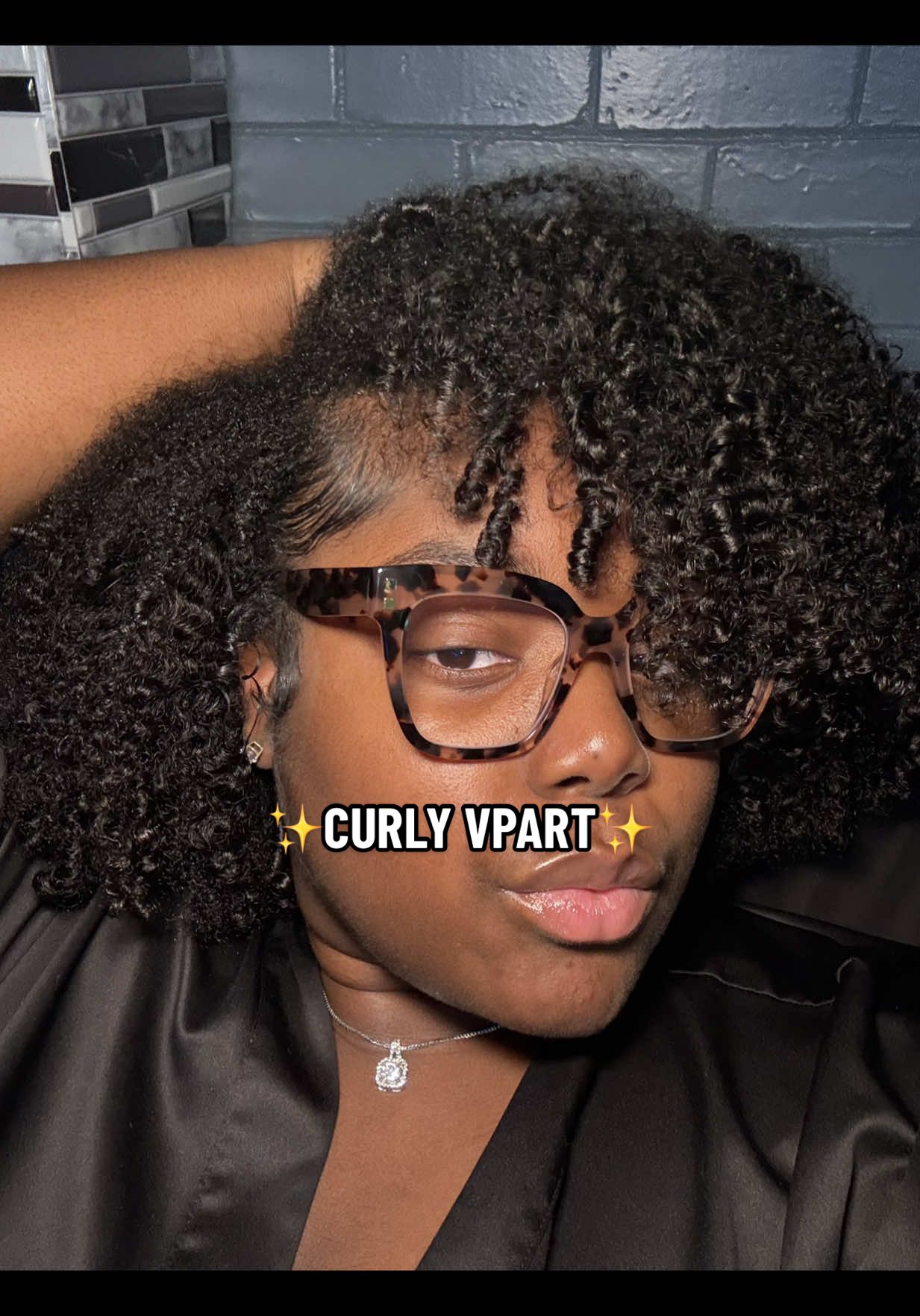 & when it comes to a curly natural wig..it’s gone give REAL HAIR every time! 😭👏🏾 @OQHAIR @oqhairshop #vpartwiginstall #oqhairreview #realisticwigs #afrocurlywig #gluelesswig #vpartwigs #therickiacimone 