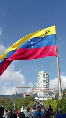 Viva Venezuela 🇻🇪 Comenta en qué lugar fue grabado este video. ☀️también Compartelo con ese amigo venezolano,🙂 guardalo y regalanos un like.❤️ Agradecidos por su apoyo.  #vivavenezuela #venezolanos #banderadevenezuela #venezuelanflag #amarilloazulyrojo #mibandera #flags 