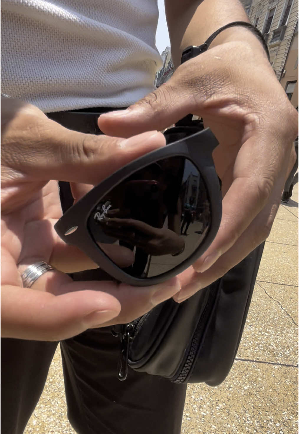 🤩La montura más emblemática de Ray-Ban reconstruida con un diseño compacto y plegable que es práctico y portátil😎 #ENCUENTRALOS AQUÍ EN ÓPTICA LINSEN 📍Av Francisco I Madero #40 loc B col Centro CDMX #rayban #plegables #lentesrayban #ciudad #lentessolares #ciudaddemexico #maderocentrohistoricocdmx #paratii #recomendation #hombres #opticadelentes #madero40 
