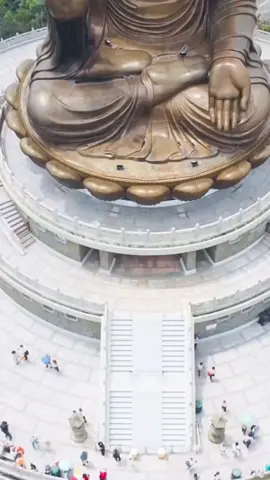 Đại Nhĩ Sơn Hong Kong hay còn gọi là Lantau Island là hòn đảo lớn nhất trong số khoảng 230 hòn đảo thuộc địa phận Hong Kong. Với diện tích khoảng 146,38 km2, nơi đây từng là một làng chài ven biển nay đã vươn mình trở thành một trong những khu đô thị phát triển bậc nhất Hong Kong. Đến với Đại Nhĩ Sơn du khách có cơ hội chiêm ngưỡng vẻ đẹp núi non, cánh rừng nguyên sinh rộng lớn và bái Phật Thích Ca bằng đồng lớn nhất Châu Á trên đỉnh núi. Thu hút hàng triệu lượt khách tham quan hàng năm. A DI ĐÀ PHẬT #phatphapvobien 