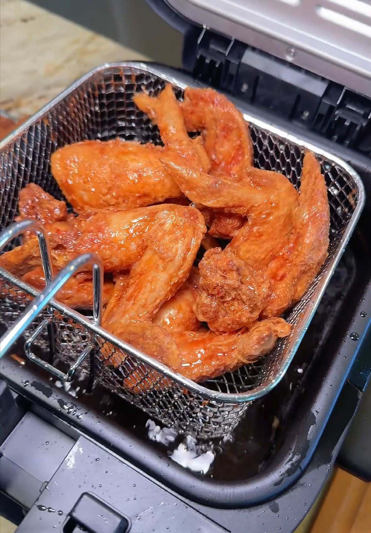 this fryer got me geeked, I love it so much! my dinner taste like the restaurant now. getchu one while they’re on sale, I’m tellin ya! Recipe: marinate overnight then fry twice for 5 minutes each time at 350 baby! A tray of chickn wings, pattem dry 1/4 teaspoon black pepper 1/4 teaspoon white pepper 1/4 teaspoon garlic powder 1 1/2 teaspoons salt 1 teaspoon sugar 1 tablespoon soy sauce 1 tablespoon Shaoxing cooking wine( don’t sub this!!) 1 teaspoon sesame oil (don’t sub this one either) 1 egg 1 tablespoon cornstarch 2 tablespoons flour And of course oil, old oil is better in my opinion 😂. If you got allergies sub out what you need to stay breathin #deepfried #chickenwings #deepfryer #chinesetakeaway #pukomc #susteas #friedchicken #friedfish 