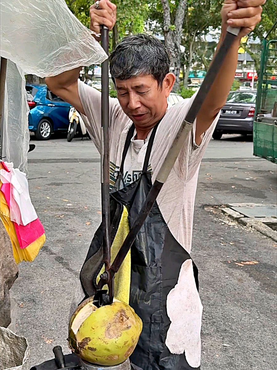 Cutting Open a Coconut with Unique Scissors! - Fruit Cutting Skills! Location : Medan Selera Taman Free School  #streetfood  #coconut  #fypviral